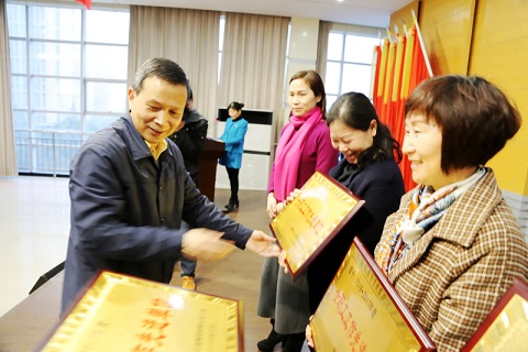 公司紀(jì)念“三八”婦女節(jié)活動舉行  袁菊興等為先進(jìn)集體和個(gè)人頒獎(jiǎng)