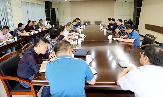 公司召開(kāi)部門(mén)負(fù)責(zé)人試用期滿考核任職集體談話會(huì)    閆麗君講話　　蔣升云主持
