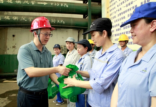 集團公司領(lǐng)導(dǎo)開展高溫慰問活動